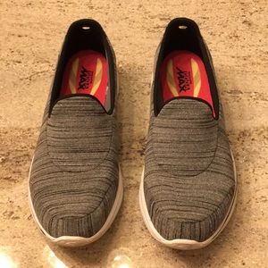 Skechers GoWalks 4, GoGa Max